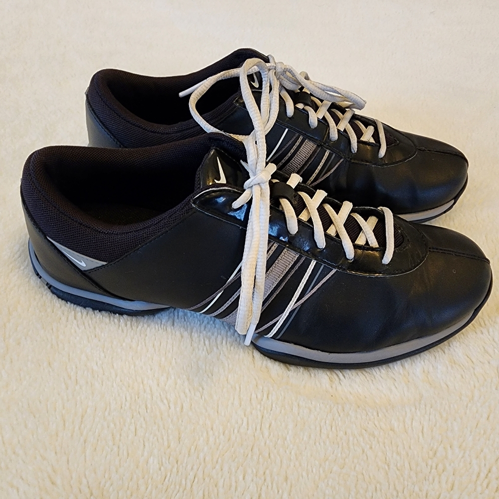 Great Condition: Nike Delight Soft Spike Cleats Women's Golf Size 8